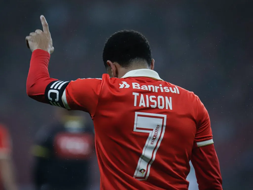 RS – Porto Alegre – 24/06/2022 – BRASILEIRO A, INTERNACIONAL X CORITIBA – Taison jogador do Internacional comemora seu gol durante partida contra o Coritiba no estadio Beira-Rio pelo campeonato Brasileiro A 2022. Foto: Maxi Franzoi/AGIF