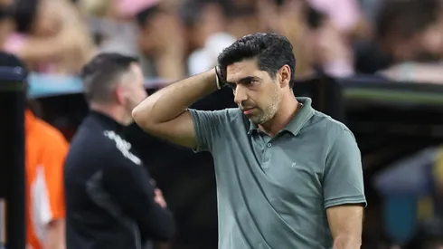 Abel Ferreira, técnico do Palmeiras, reage durante a partida do Grupo A da Copa do Mundo de Clubes da FIFA 2025 entre Internacional CF Miami e SE Palmeiras no Hard Rock Stadium, em 23 de junho de 2025, em Miami Gardens, Flórida. (Foto de Megan Briggs/Getty Images)