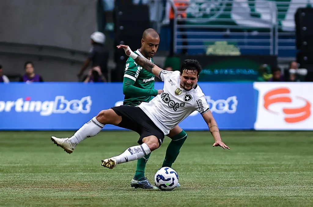 SP – SAO PAULO – 30/03/2025 – BRASILEIRO A 2025, PALMEIRAS X BOTAFOGO – Mayke jogador do Palmeiras disputa lance com Artur jogador do Botafogo durante partida no estadio Arena Allianz Parque pelo campeonato Brasileiro A 2025. Foto: Fabio Giannelli/AGIF