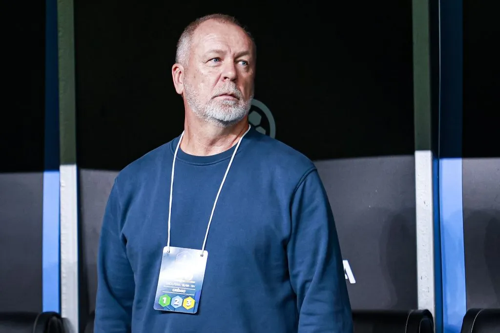 Mano Menezes quer manter o ritmo de jogo dos atletas e testar variações no esquema tático. Foto: Maxi Franzoi/AGIF