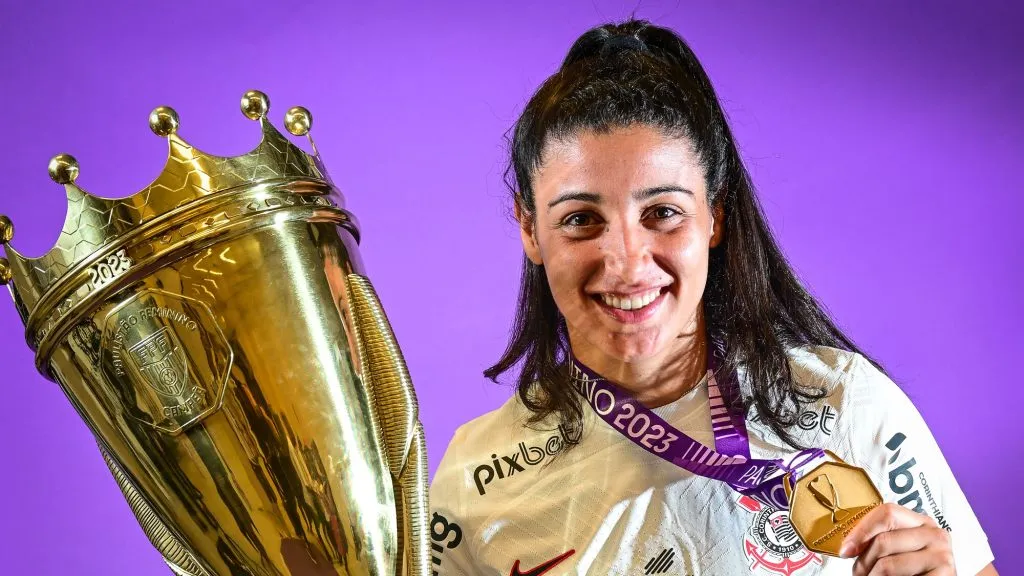 Duda Sampaio com a taça do Paulistão Feminino (Reprodução/Rodrigo Corsi/Ag.Paulistão)