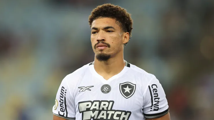 RIO DE JANEIRO, BRAZIL - SEPTEMBER 21: Adryelson of Botafogo stands before a Brasileirao 2024 match between Fluminense and Botafogo at Maracana Stadium on September 21, 2024 in Rio de Janeiro, Brazil. (Photo by Lucas Figueiredo/Getty Images)
