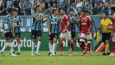 Atletas de Grêmio e Internacional discutem. Foto: Liamara Polli/AGIF