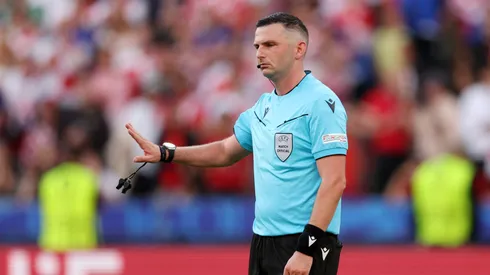 O árbitro Michael Oliver gesticula durante a partida da fase de grupos da UEFA EURO 2024 entre Espanha e Croácia, no Estádio Olímpico, em 15 de junho de 2024, em Berlim, Alemanha. (Foto de Julian Finney/Getty Images)