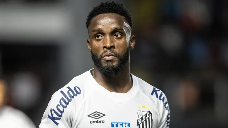 Stiven Mendoza durante confronto entre Santos e Bahia na Copa do Brasil de 2023.