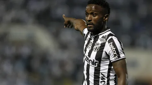 Mendoza durante confronto entre Santos e Ceará no Brasileirão 2022.