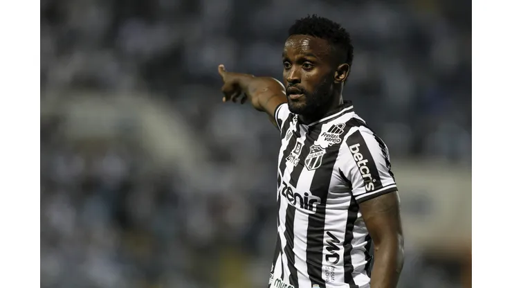 Mendoza durante confronto entre Santos e Ceará no Brasileirão 2022.