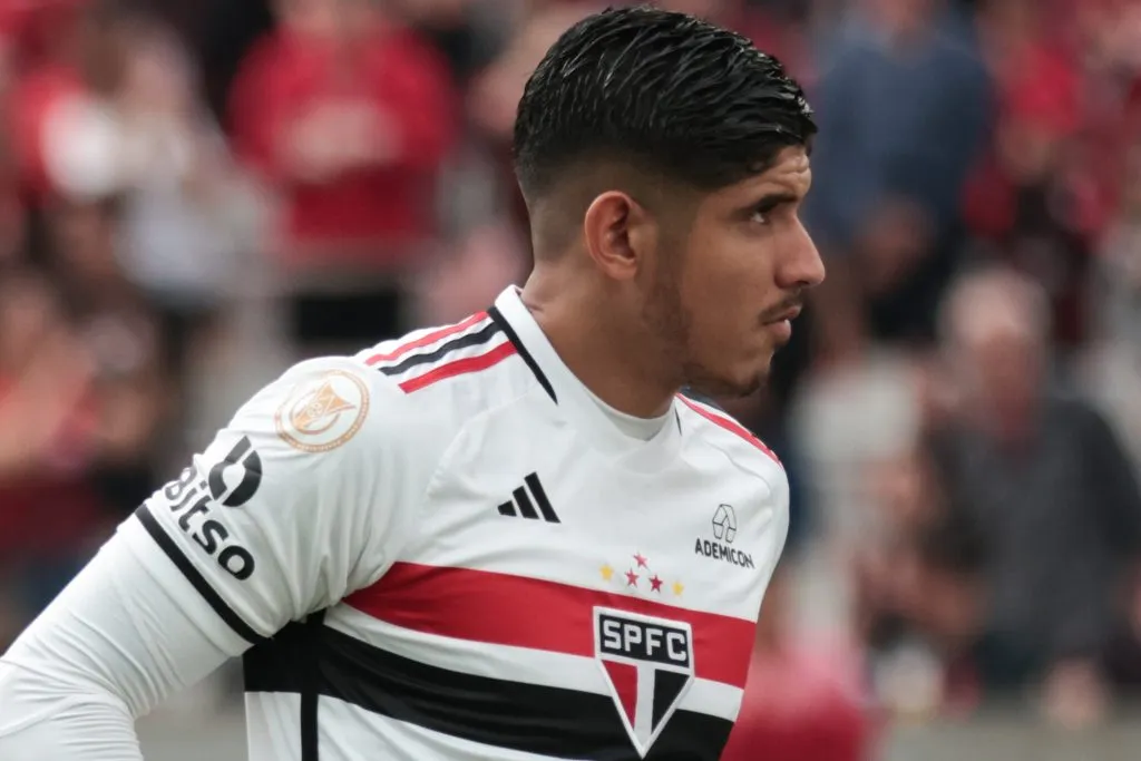 PR – CURITIBA – 29/10/2023 – BRASILEIRO A 2023, ATHLETICO-PR X SAO PAULO – Alan Franco jogador do Sao Paulo durante execucao do hino nacional antes da partida contra o Athletico-PR no estadio Arena da Baixada pelo campeonato Brasileiro A 2023. Foto: Robson Mafra/AGIF