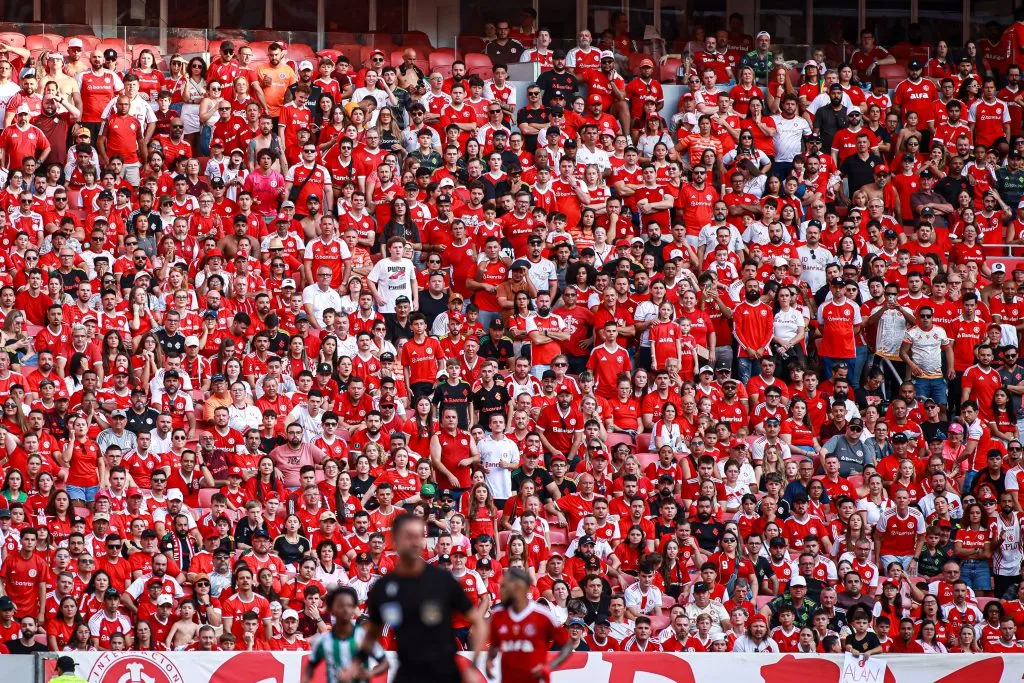 Torcida do Internacional durante jogo do Campeonato Brasileiro 2025. Foto: Maxi Franzoi/AGIF