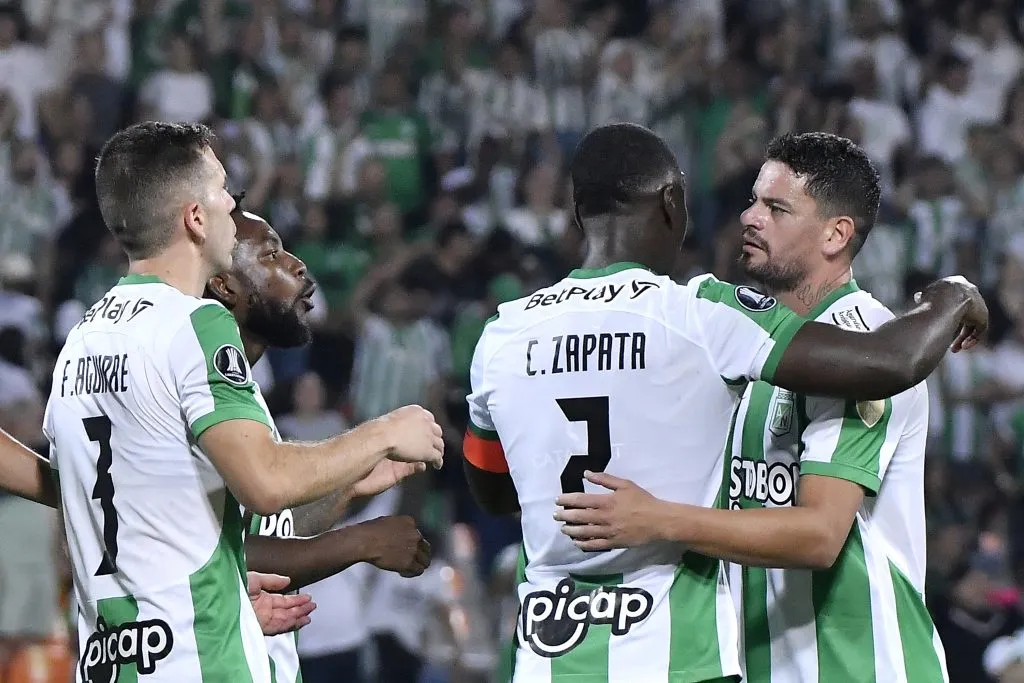 Felipe Aguirre comemorando gol com seus companheiros contra o Racing na Libertadores de 2023. (Photo by Gabriel Aponte/Getty Images)