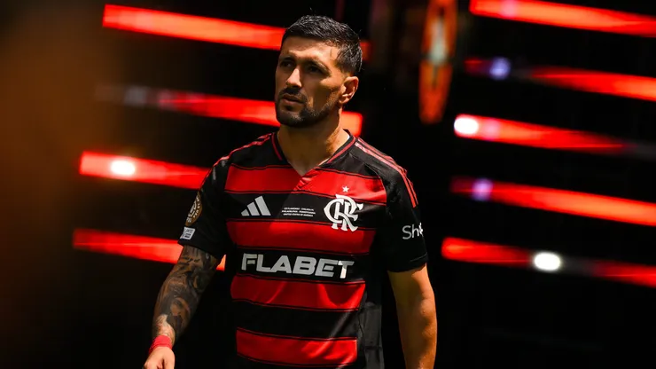 PHILADELPHIA, PENNSYLVANIA - JUNE 20: Giorgian de Arrascaeta of CR Flamengo walks onto the pitch prior to the FIFA Club World Cup 2025 group D match between CR Flamengo and Chelsea FC at Lincoln Financial Field on June 20, 2025 in Philadelphia, Pennsylvania. (Photo by David Ramos/Getty Images)