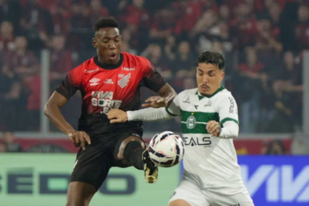 PR – CURITIBA – 28/06/2025 – BRASILEIRO B 2025, ATHLETICO-PR X CORITIBA – Leo jogador do Athletico-PR disputa lance com Josue jogador do Coritiba durante partida no estadio Arena da Baixada pelo campeonato Brasileiro B 2025. Foto: Robson Mafra/AGIF