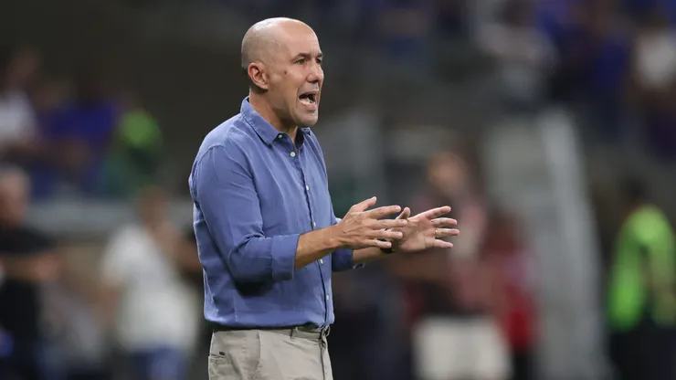 MG - BELO HORIZONTE - 29/03/2025 - BRASILEIRO A 2025, CRUZEIRO X MIRASSOL - Leonardo Jardim tecnico do Cruzeiro durante partida contra o Mirassol no estadio Mineirao pelo campeonato Brasileiro A 2025. Foto: Gilson Lobo/AGIF