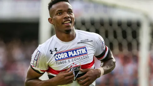 Thiago Mendes durante partida pelo São Paulo no Campeonato Paulista de 2017.