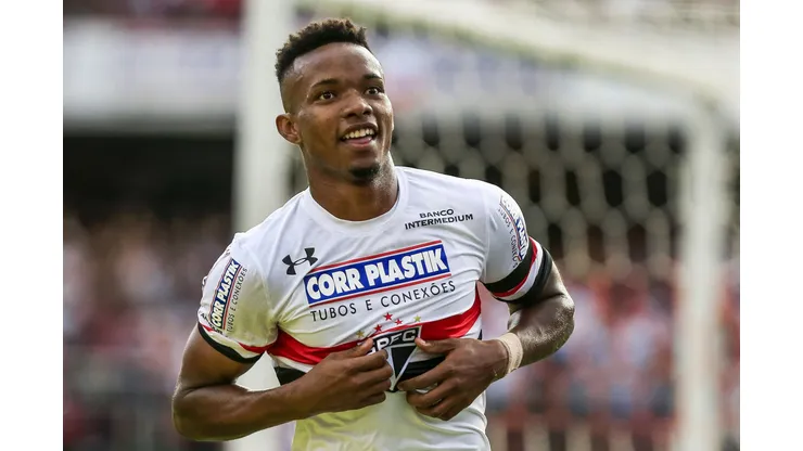 Thiago Mendes durante partida pelo São Paulo no Campeonato Paulista de 2017.