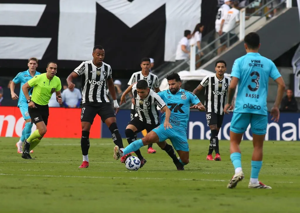 SP – SANTOS – 01/06/2025 – BRASILEIRO A 2025, SANTOS X BOTAFOGO -Jair Cunha jogador do Botafogo durante partida contra o Santos no estadio Vila Belmiro pelo campeonato Brasileiro A 2025. Foto: Mauricio De Souza/AGIF