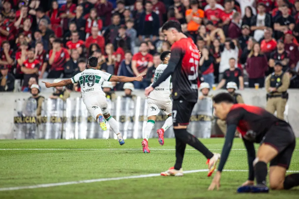 Sebastian Gomez jogador do Coritiba comemora seu gol durante partida contra o Athletico-PR no estadio Arena da Baixada pelo campeonato Brasileiro B 2025. Foto: Luis Garcia/AGIF