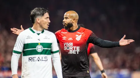 Athletico x Coritiba na Série B do Campeonato Brasileiro de 2025.