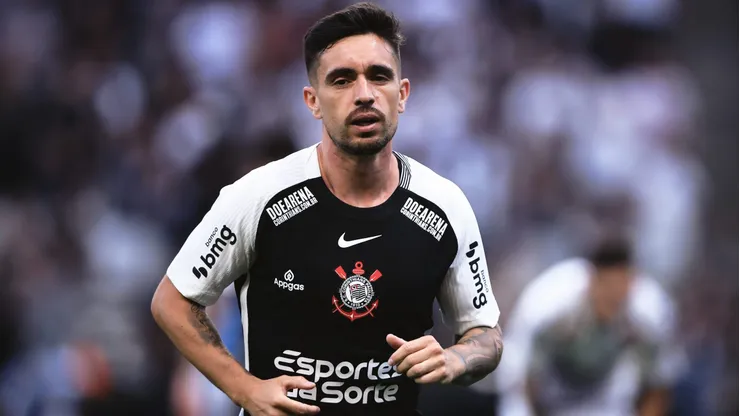 Igor Coronado durante confronto contra o Santos no Brasileirão 2025. Foto: Ettore Chiereguini/AGIF