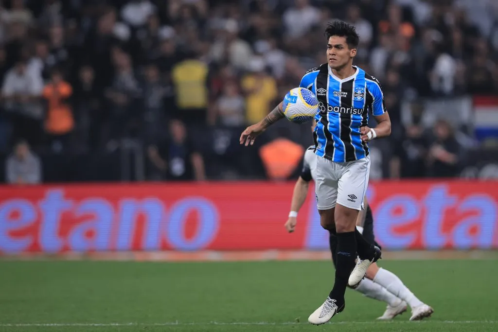 Matías Arezo em ação pelo Grêmio. Foto: Ettore Chiereguini/AGIF