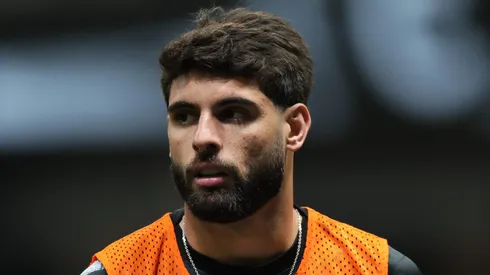 Yuri Alberto durante aquecimento para o confronto contra o Atlético-MG no Brasileirãoo 2025.