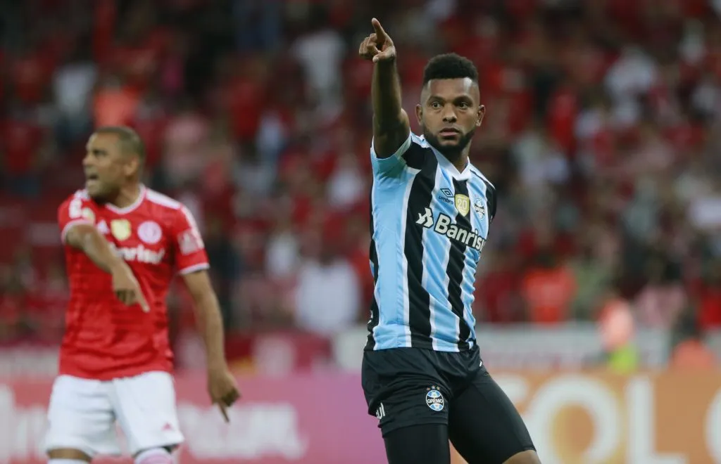 Miguel Borja durante clássico entre Grêmio e Internacional. (Foto: Silvio Avila/Getty Images