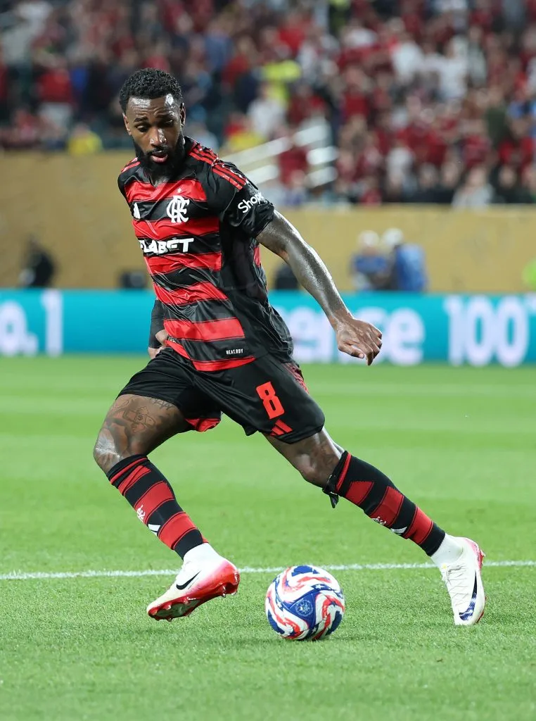 PHILADELPHIA, PENNSYLVANIA – JUNE 16: Gerson #8 of CR Flamengo controls the ball during the FIFA Club World Cup 2025 group D match between CR Flamengo and Esperance de Tunis at Lincoln Financial Field on June 16, 2025 in Philadelphia, Pennsylvania. (Photo by Al Bello/Getty Images)