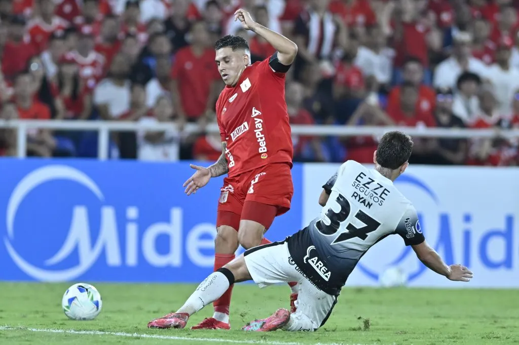 SANTIAGO DE CALI, COLOMBIA – APRIL 8: Juan Fernando Quintero of America de Cali vies for the ball with Ryan of Corinthians during the Copa CONMEBOL Sudamericana Group C match between America de Cali and Corinthians at Estadio Olimpico Pascual Guerrero on April 8, 2025 in Santiago de Cali, Colombia. (Photo by Gabriel Aponte/Getty Images)