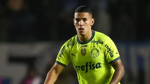 Kaiky Naves, do Palmeiras, controla a bola durante a partida entre Grêmio e Palmeiras, válida pelo Brasileirão 2024, no Estádio Francisco Stedile, em 4 de julho de 2024, em Caxias do Sul, Brasil. (Foto de Pedro H. Tesch/Getty Images)