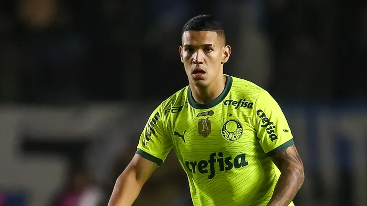 Kaiky Naves, do Palmeiras, controla a bola durante a partida entre Grêmio e Palmeiras, válida pelo Brasileirão 2024, no Estádio Francisco Stedile, em 4 de julho de 2024, em Caxias do Sul, Brasil. (Foto de Pedro H. Tesch/Getty Images)