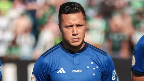 Marlon jogador do Cruzeiro durante execucao do hino nacional antes da partida contra o Coritiba no estadio Durival de Britto pelo campeonato Brasileiro A 2023.