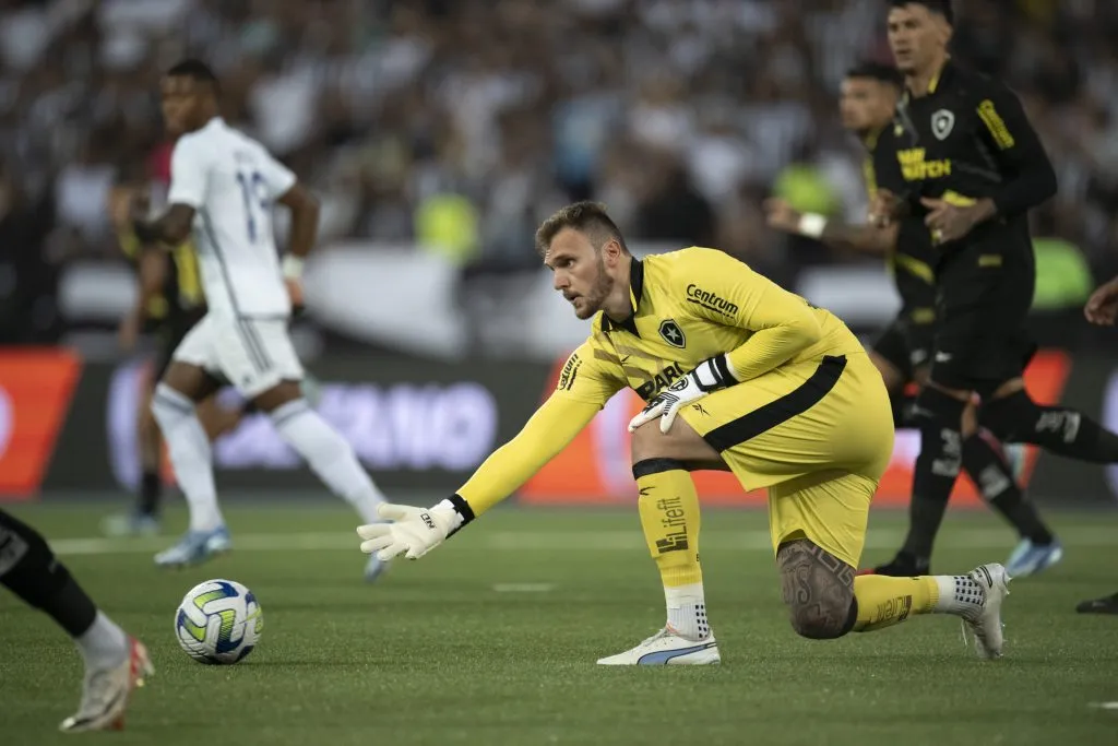 RJ – RIO DE JANEIRO – 03/12/2023 – BRASILEIRO A 2023, BOTAFOGO X CRUZEIRO – Lucas Perri goleiro do Botafogo durante partida contra o Cruzeiro no estadio Engenhao pelo campeonato Brasileiro A 2023. Foto: Jorge Rodrigues/AGIF