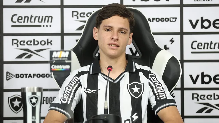 Foto: Vitor Silva/Botafogo. - Álvaro Montoro durante apresentação no Botafogo.
