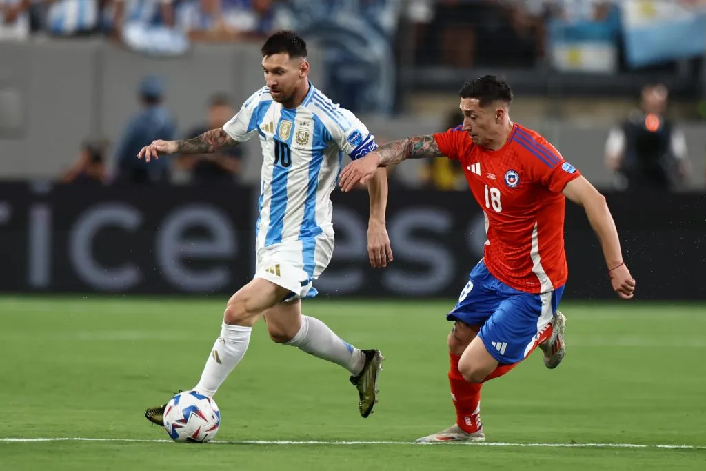 Lionel Messi, da Argentina, e Rodrigo Echeverría, do Chile, durante Copa América de 2024. (Photo by Tim Nwachukwu/Getty Images)