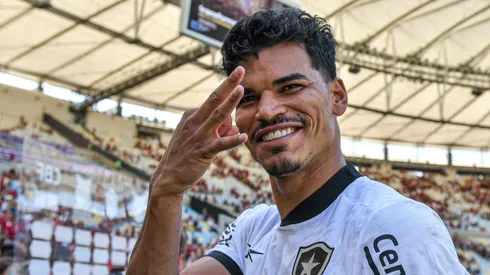 Danilo Barbosa jogador do Botafogo comemora vitoria ao final da partida contra o Flamengo no estadio Maracana pelo campeonato Brasileiro A 2024.