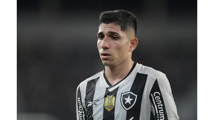 Savarino durante confronto contra o Fluminense no Campeonato Brasileiro de 2025.