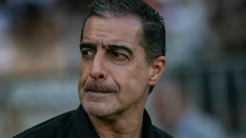 Renato Paiva técnico do Botafogo durante partida contra o Atlético-MG no estádio Mineirão pelo campeonato Brasileiro A 2025. Foto: Fernando Moreno/AGIF