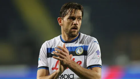 EMPOLI, ITALY – FEBRUARY 23: Rafael Toloi of Atalanta BC greets the fans after during the Serie A match between Empoli and Atalanta at Stadio Carlo Castellani on February 23, 2025 in Empoli, Italy. (Photo by Gabriele Maltinti/Getty Images)