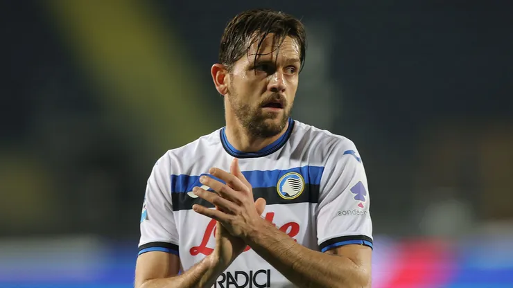 EMPOLI, ITALY - FEBRUARY 23: Rafael Toloi of Atalanta BC greets the fans after during the Serie A match between Empoli and Atalanta at Stadio Carlo Castellani on February 23, 2025 in Empoli, Italy. (Photo by Gabriele Maltinti/Getty Images)