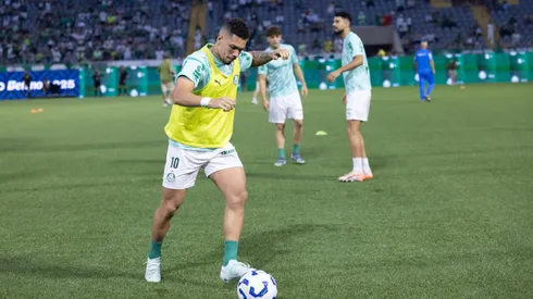 Paulinho jogador do Palmeiras durante aquecimento antes da partida contra o Corinthians no estadio Arena Barueri pelo campeonato Brasileiro A 2025.