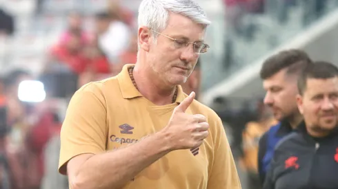 Odair Hellmann durante confronto contra o Athletic na Série B 2025.