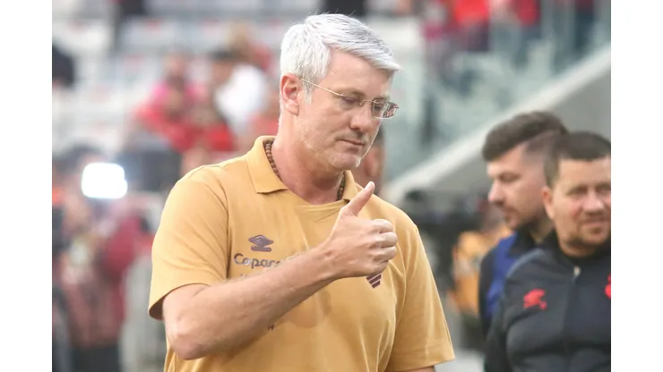 Odair Hellmann durante confronto contra o Athletic na Série B 2025.