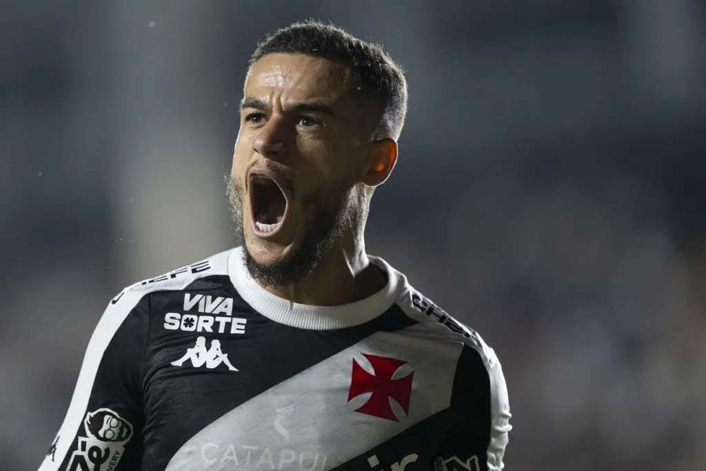 Coutinho durante partida contra o Fortaleza no Campeonato Brasileiro de 2025. Foto: Jorge Rodrigues/AGIF