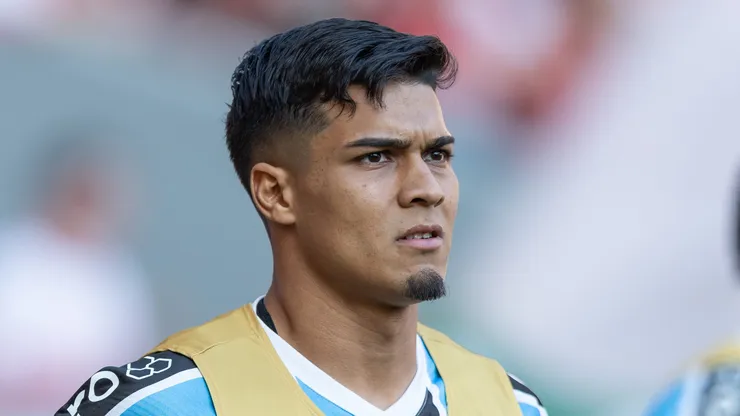 RS - PORTO ALEGRE - 19/10/2024 - BRASILEIRO A 2024, INTERNACIONAL X GREMIO - Arezo jogador do Gremio durante partida contra o Internacional no estadio Beira-Rio pelo campeonato Brasileiro A 2024. Foto: Liamara Polli/AGIF