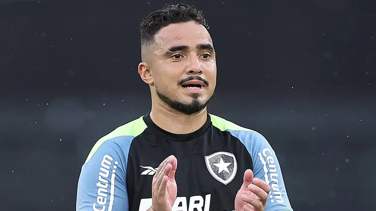 Foto: Vitor Silva/Botafogo - Rafael durante treinamento do Botafogo.