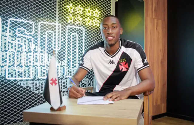 Luiz Gustavo assinando com o Vasco – Foto: Reprodução/CRVG