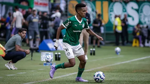 Estevao jogador do Palmeiras durante partida contra o Botafogo no estadio Arena Allianz Parque pelo campeonato Brasileiro A 2025.
