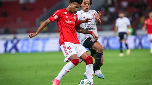 RS - PORTO ALEGRE - 05/08/2023 - BRASILEIRO A 2023, INTERNACIONAL X CORINTHIANS - Matheus Dias jogador do Internacional disputa lance com Biro jogador do Corinthians durante partida no estadio Beira-Rio pelo campeonato Brasileiro A 2023. Foto: Maxi Franzoi/AGIF