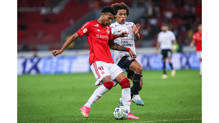 RS - PORTO ALEGRE - 05/08/2023 - BRASILEIRO A 2023, INTERNACIONAL X CORINTHIANS - Matheus Dias jogador do Internacional disputa lance com Biro jogador do Corinthians durante partida no estadio Beira-Rio pelo campeonato Brasileiro A 2023. Foto: Maxi Franzoi/AGIF