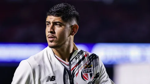 SP – SAO PAULO – 17/05/2025 – BRASILEIRO A 2025, SAO PAULO X GREMIO – Alan Franco jogador do Sao Paulo durante entrada em campo para partida contra o Gremio no estadio Morumbi pelo campeonato Brasileiro A 2025. Foto: Fabio Giannelli/AGIF